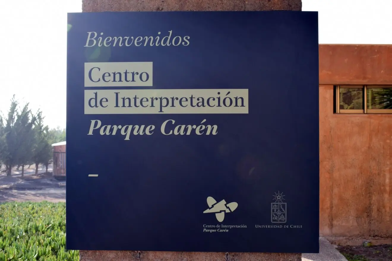 Placa de bienvenida al Centro de Interpretación Parque Carén